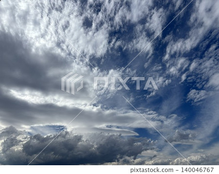 動態雲層呈放射狀向上擴散至天空。 動態雲層呈放射狀向上擴散至天空。 140046767