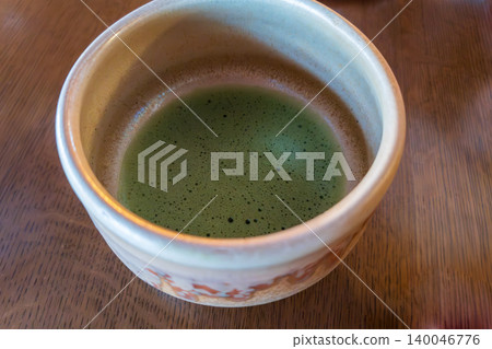 濃鬱綿密的抹茶盛放在質感精美的碗中。 濃鬱綿密的抹茶盛放在質感精美的碗中。 140046776