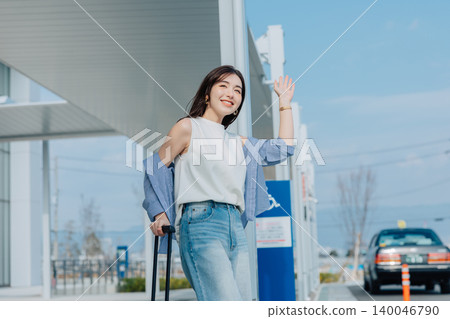 一位女士在旅途中等候計程車。 (圖片由神戶機場(UKB)提供) 一位女士在旅途中等候計程車。 (圖片由神戶機場(UKB)提供) 140046790