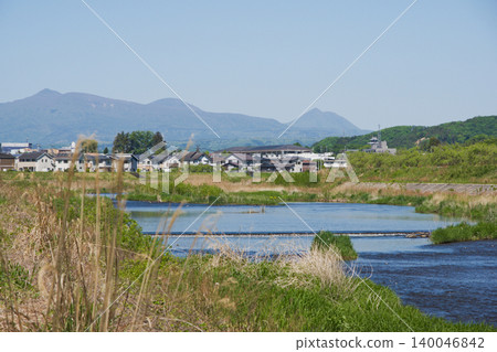 The Abukuma River flows through Shirakawa City, Fukushima Prefecture. 140046842