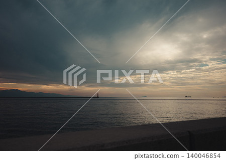 在海上日落 在海上日落 140046854