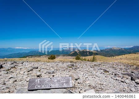 A spectacular view of the snow-capped Northern Alps mountain range and vast plateau from the summit of Kirigamine-Chōchō-Miyama in early summer. 140046861