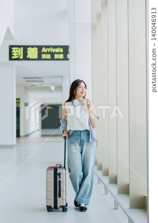 一位年輕女子抵達機場。 (照片由神戶機場(UKB)提供) 一位年輕女子抵達機場。 (照片由神戶機場(UKB)提供) 140046913