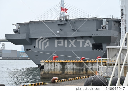 In July, the destroyer Izumo was anchored at Tenpozan in Osaka. 140046947