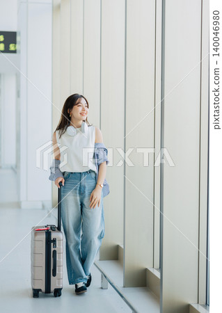 一位年輕女子抵達機場。 （照片由神戶機場（UKB）提供） 140046980