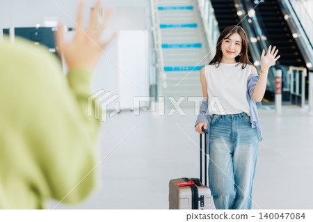 一位年輕女子與前來接她的男子一同抵達機場。 (照片由神戶機場(UKB)提供) 一位年輕女子與前來接她的男子一同抵達機場。 (照片由神戶機場(UKB)提供) 140047084