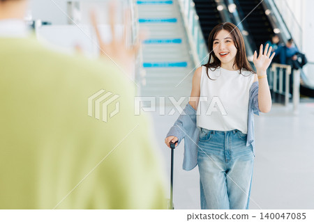 一位年輕女子與前來接她的男子一同抵達機場。 (照片由神戶機場(UKB)提供) 一位年輕女子與前來接她的男子一同抵達機場。 (照片由神戶機場(UKB)提供) 140047085