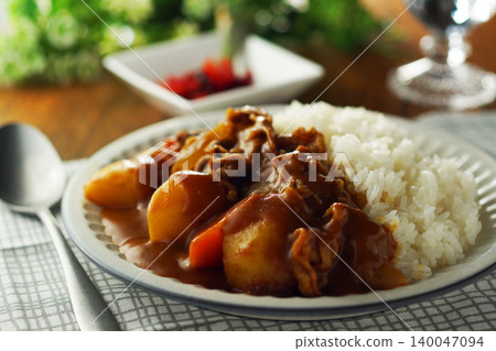 牛肉咖哩配大塊蔬菜 140047094