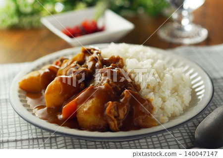 牛肉咖哩配大塊蔬菜 140047147