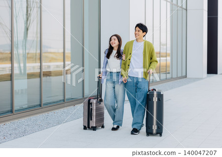 一對情侶即將出遊。 「拍攝協助由神戶機場(UKB)提供」。 一對情侶即將出遊。 「拍攝協助由神戶機場(UKB)提供」。 140047207