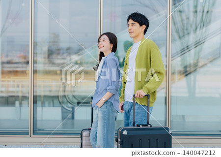 一對情侶即將出遊。 「拍攝協助由神戶機場(UKB)提供」。 一對情侶即將出遊。 「拍攝協助由神戶機場(UKB)提供」。 140047212