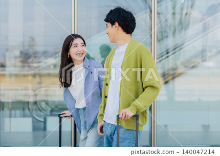 一對情侶即將出遊。 「拍攝協助由神戶機場(UKB)提供」。 一對情侶即將出遊。 「拍攝協助由神戶機場(UKB)提供」。 140047214