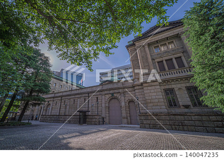 The cobblestone plaza and imposing stone exterior of the Bank of Japan headquarters [Nihonbashi Honcho, Chuo-ku, Tokyo] 140047235