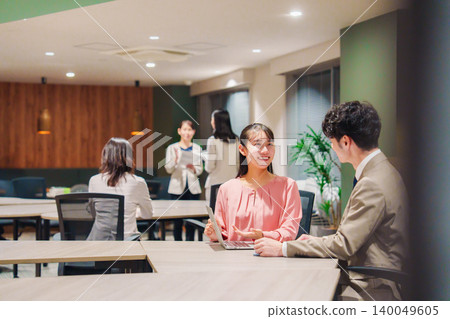Employees having 1-on-1 meetings in the office Employees having 1-on-1 meetings in the office 140049605