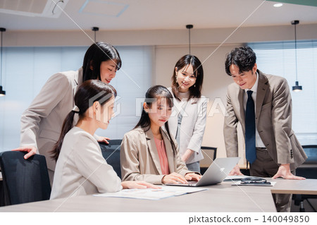 員工們面帶微笑,看著電腦螢幕,他們是辦公室團隊的一份子。 員工們面帶微笑,看著電腦螢幕,他們是辦公室團隊的一份子。 140049850