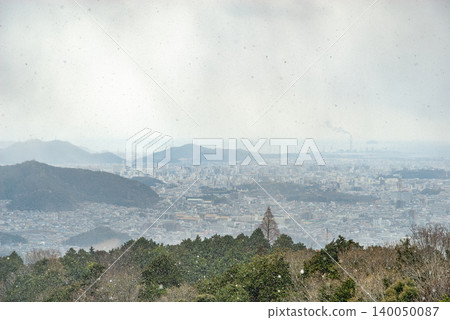 從書社山(兵庫縣姬路市)眺望姬路市全景,雪景飄落,遠處是播磨海。 從書社山(兵庫縣姬路市)眺望姬路市全景,雪景飄落,遠處是播磨海。 140050087