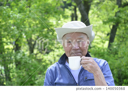 一位居住在鄉村的老人正在享受森林浴 140050368