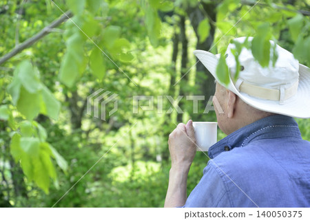 一位居住在鄉村的老人正在享受森林浴 一位居住在鄉村的老人正在享受森林浴 140050375