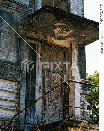 The ruined door The ruined door 140050767