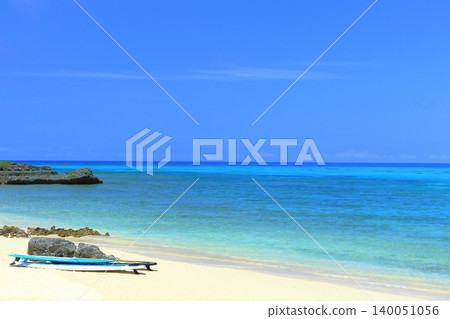 [Okinawa Prefecture] 17END Beach on Shimoji Island under a clear sky and surfboards (Miyako Island) 140051056