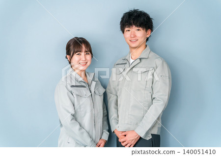 中小企業（如工廠）的員工和職員（男和女商人）穿著工作服。 140051410