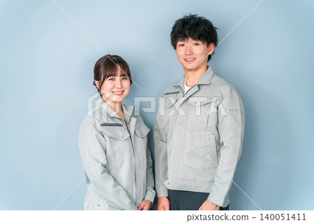 Employees and staff (businessmen and businesswomen) wearing work clothes at small and medium-sized enterprises such as factories. Employees and staff (businessmen and businesswomen) wearing work clothes at small and medium-sized enterprises such as factories. 140051411