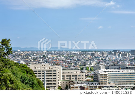 A vast urban landscape overlooking the Yumigahama Peninsula and the Sea of Japan from the mountaintop of the Yonago Castle ruins (Yonago City, Tottori Prefecture) 140051528