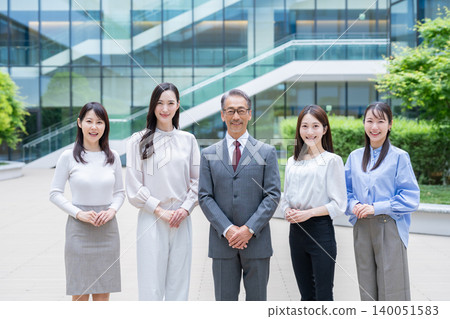 女企業家和公司總裁在辦公室工作（一群人，多人，大型團體） 140051583