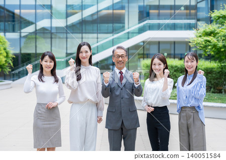 女企業家和公司總裁在辦公室工作（一群人，多人，大型團體） 140051584