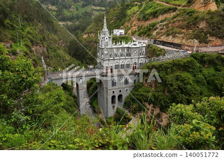 南美洲哥倫比亞的隱藏瑰寶:拉斯拉哈斯教堂坐落在山谷中,周圍綠樹環繞。 南美洲哥倫比亞的隱藏瑰寶:拉斯拉哈斯教堂坐落在山谷中,周圍綠樹環繞。 140051772