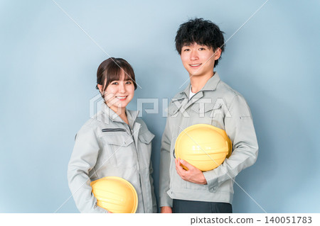 Employees and staff (businessmen and businesswomen) wearing work clothes at small and medium-sized enterprises such as factories. Employees and staff (businessmen and businesswomen) wearing work clothes at small and medium-sized enterprises such as factories. 140051783