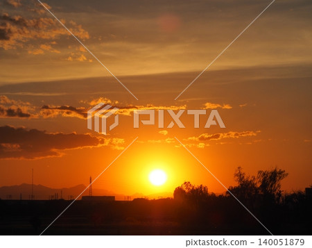 Orange sunset and the setting sun Orange sunset and the setting sun 140051879