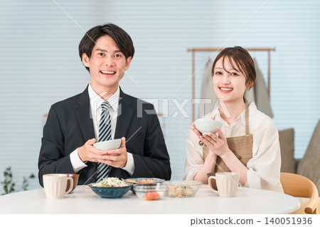 一對夫婦在餐桌旁吃早餐。 一對夫婦在餐桌旁吃早餐。 140051936