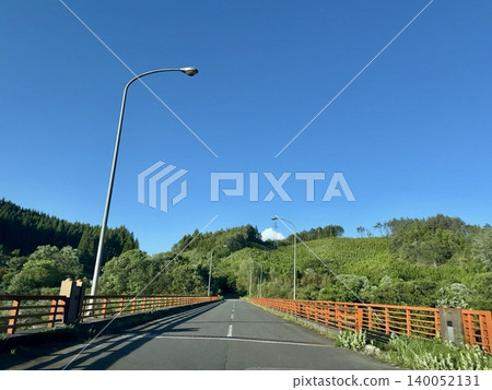 在藍藍的天空中閃耀的紅橋 在藍藍的天空中閃耀的紅橋 140052131