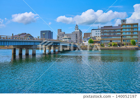 從島根縣松江市八賢屋公園眺望松江橋及對岸城鎮風景(含末治本町)。 從島根縣松江市八賢屋公園眺望松江橋及對岸城鎮風景(含末治本町)。 140052197