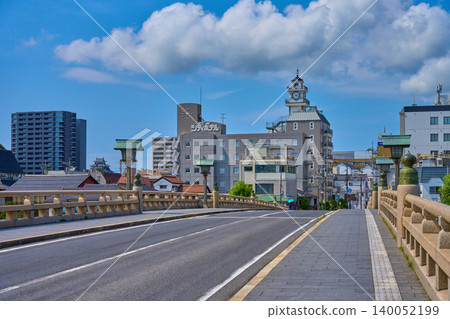 View of the cityscape (Matsue Castle, Sueji Honmachi, etc.) from Matsue Ohashi Bridge in Matsue City, Shimane Prefecture. 140052199