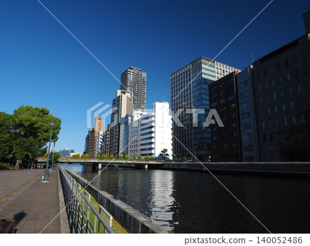 遠離城市喧囂，在河畔享受片刻寧靜。在中之島漫步，欣賞令人嘆為觀止的湛藍天空。 140052486