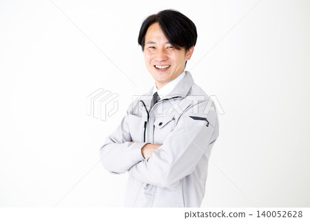 身穿灰色工作服的中年商務人士,背景為白色。 身穿灰色工作服的中年商務人士,背景為白色。 140052628