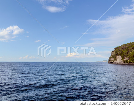 浩瀚的藍色海和海岬，初夏寧靜祥和的景象。 140052647