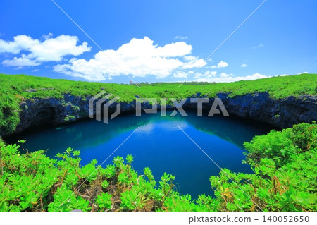 [Okinawa Prefecture] Toriike Pond on Shimoji Island (Miyako Island) under a clear blue sky 140052650