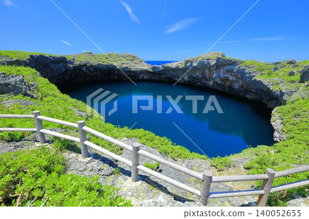 [Okinawa Prefecture] Toriike Pond on Shimoji Island (Miyako Island) under a clear blue sky 140052655