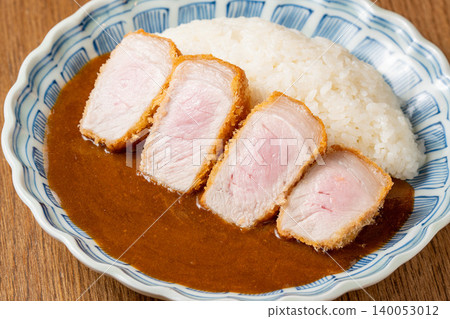 Pork Cutlet Curry: A popular Western-style dish featuring crispy pork cutlet and rich curry. 140053012