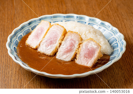 Pork Cutlet Curry: A popular Western-style dish featuring crispy pork cutlet and rich curry. 140053016