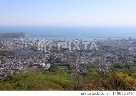 Springtime in Hokkaido, springtime in Otaru, the fragrant breezes of May in Hokkaido, the port town of Otaru viewed from Tenguyama Observatory, one of Hokkaido's three great night views. 140053146