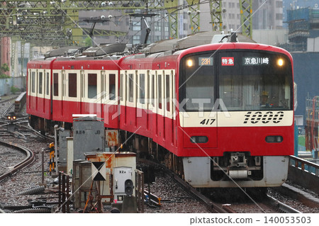 京急1000系列及1400系列車在品川站（東京都港區）進行車廂連接作業 140053503