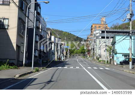 五月初的北海道,五月初的小樽,春天的小樽,從朝日展望台攀登正台通和地獄坂後看到的小樽。 五月初的北海道,五月初的小樽,春天的小樽,從朝日展望台攀登正台通和地獄坂後看到的小樽。 140053599