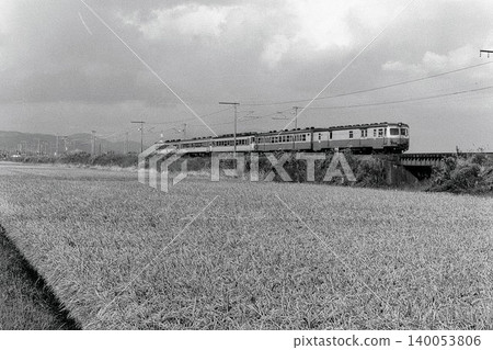 A mixed train consisting of Kiuni-type diesel railcars and other cars / at Hizen-Asahi on the Kagoshima Main Line / Photographed in October 1976 A mixed train consisting of Kiuni-type diesel railcars and other cars / at Hizen-Asahi on the Kagoshima Main Line / Photographed in October 1976 140053806