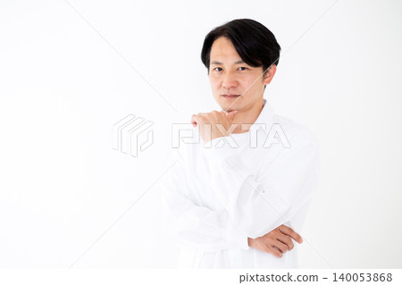 一位身穿白襯衫的年輕中年男子,在白色背景前拍攝的肖像照。 一位身穿白襯衫的年輕中年男子,在白色背景前拍攝的肖像照。 140053868
