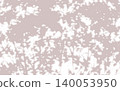 棕褐色調的樹木輪廓。陽光透過樹葉灑下。 140053950