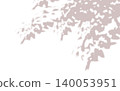 植物和樹木的棕褐色輪廓。陽光透過樹葉灑下。 140053951